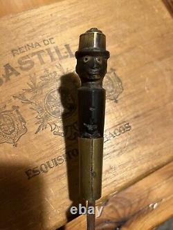 Un couteau ancien rare et unique fait à la main avec manche en bois sculpté