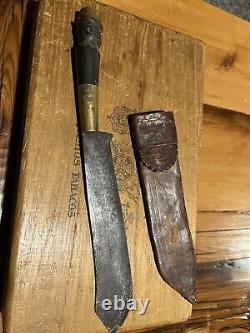 Un couteau ancien rare et unique fait à la main avec manche en bois sculpté