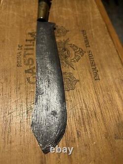 Un couteau ancien rare et unique fait à la main avec manche en bois sculpté