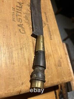 Un couteau ancien rare et unique fait à la main avec manche en bois sculpté