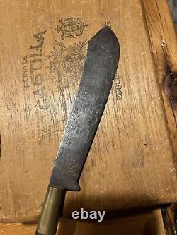 Un couteau ancien rare et unique fait à la main avec manche en bois sculpté