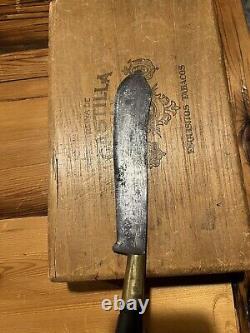Un couteau ancien rare et unique fait à la main avec manche en bois sculpté