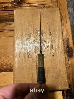 Un couteau ancien rare et unique fait à la main avec manche en bois sculpté