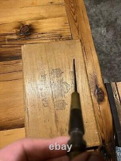 Un couteau ancien rare et unique fait à la main avec manche en bois sculpté