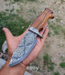 Un couteau en acier damassé fait main, unique et rare, avec une garde en damas.