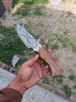 Un couteau en acier damassé fait main, unique et rare, avec une garde en damas.