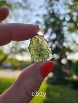 Un cristal naturel de tektite de Moldavite authentique et unique
