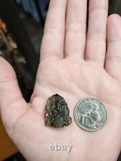 Un cristal naturel de tektite de Moldavite authentique et unique