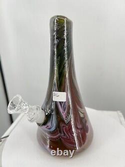 Un exemplaire unique : Bong en verre conique multicolore 7.5 signé et daté