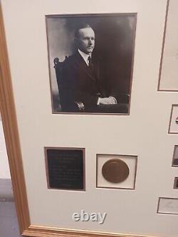 Un exemplaire unique de la vitrine d'exposition de documents signés par Calvin Coolidge