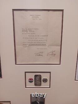Un exemplaire unique de la vitrine d'exposition de documents signés par Calvin Coolidge