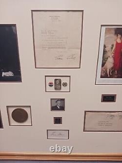 Un exemplaire unique de la vitrine d'exposition de documents signés par Calvin Coolidge