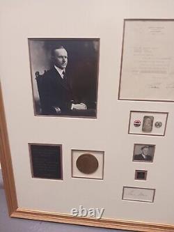 Un exemplaire unique de la vitrine d'exposition de documents signés par Calvin Coolidge
