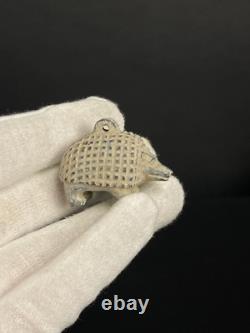 Un hérisson égyptien unique en son genre comme un magnifique amulette