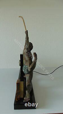 Une De L'horloge Art Déco Avec Statue De L'homme Semi Nu Avec Bow