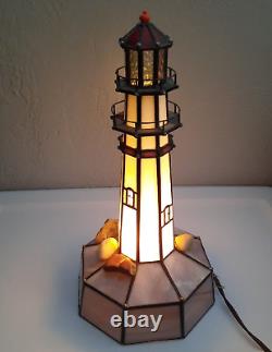 Une lumière de phare en vitrail unique et fait à la main pour une décoration nautique