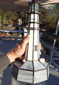 Une lumière de phare en vitrail unique et fait à la main pour une décoration nautique