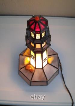 Une lumière de phare en vitrail unique et fait à la main pour une décoration nautique