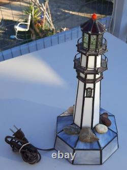 Une lumière de phare en vitrail unique et fait à la main pour une décoration nautique