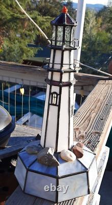 Une lumière de phare en vitrail unique et fait à la main pour une décoration nautique