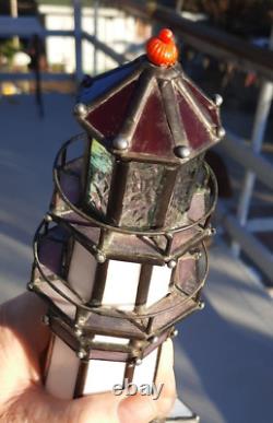 Une lumière de phare en vitrail unique et fait à la main pour une décoration nautique