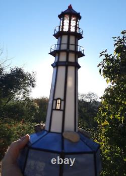 Une lumière de phare en vitrail unique et fait à la main pour une décoration nautique