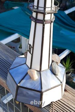 Une lumière de phare en vitrail unique et fait à la main pour une décoration nautique