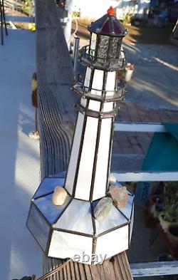 Une lumière de phare en vitrail unique et fait à la main pour une décoration nautique