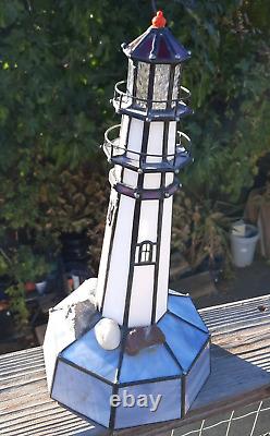 Une lumière de phare en vitrail unique et fait à la main pour une décoration nautique