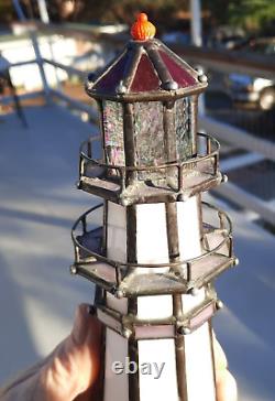 Une lumière de phare en vitrail unique et fait à la main pour une décoration nautique