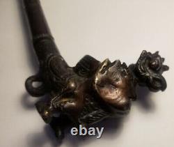 Une pipe à fumer unique faite à la main, rare et vintage représentant un griffon