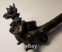 Une pipe à fumer unique faite à la main, rare et vintage représentant un griffon