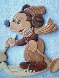 Une sculpture en bois unique de Mickey Mouse sur des skis en décoration murale/étagère.