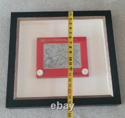 Une œuvre unique : croquis/dessin/boîte à ombres authentiquement signée sur un Etch-A-Sketch