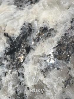 Unicaine Superbe Crâne en Grenat Amandine et Pyrite. 1,3 livres