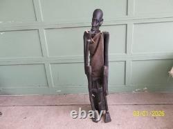 Unique ! Grande sculpture tribale en bois ébonisé sculptée à la main, homme, 48 1/2