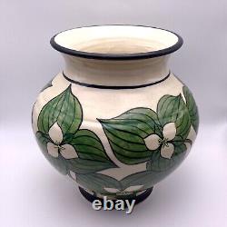 Vase Vintage Artisanal avec Trilliums Signé par l'Artiste Unique et Rare