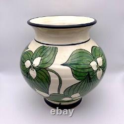 Vase Vintage Artisanal avec Trilliums Signé par l'Artiste Unique et Rare