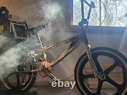 Vélo BMX Schwinn Scrambler Steampunk Bohémien en aluminium unique en son genre avec boucle de cadre en queue de poisson