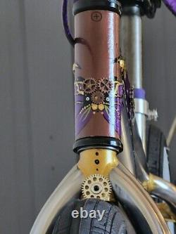 Vélo BMX Schwinn Scrambler Steampunk Bohémien en aluminium unique en son genre avec boucle de cadre en queue de poisson