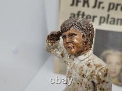 Vintage John F Kennedy Jr Salut Sculpture En Céramique Signé L'un D'un Gemme Genre