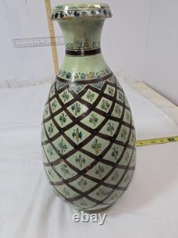 Vitrine en porcelaine par un artiste japonais avec des couleurs vives, unique en son genre, rare