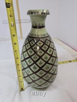 Vitrine en porcelaine par un artiste japonais avec des couleurs vives, unique en son genre, rare