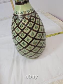Vitrine en porcelaine par un artiste japonais avec des couleurs vives, unique en son genre, rare