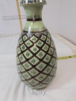 Vitrine en porcelaine par un artiste japonais avec des couleurs vives, unique en son genre, rare