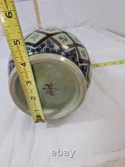 Vitrine en porcelaine par un artiste japonais avec des couleurs vives, unique en son genre, rare