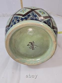 Vitrine en porcelaine par un artiste japonais avec des couleurs vives, unique en son genre, rare