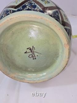 Vitrine en porcelaine par un artiste japonais avec des couleurs vives, unique en son genre, rare